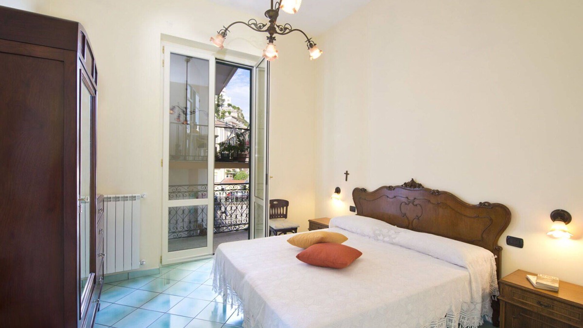 Vietri sul Mare Apartment | Cosy apartment for 6 guests with TV and terrace