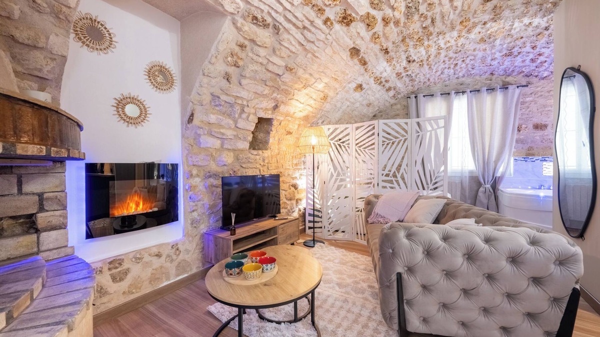 Gargenville Apartment | Cosy apartment with stone vault and whirlpool bath.