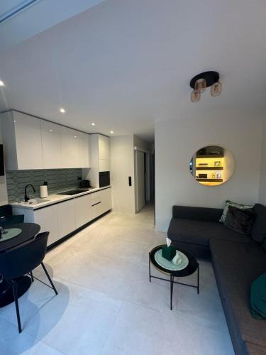 Glyfada Apartment | Cosy apartment with shared pool and garden