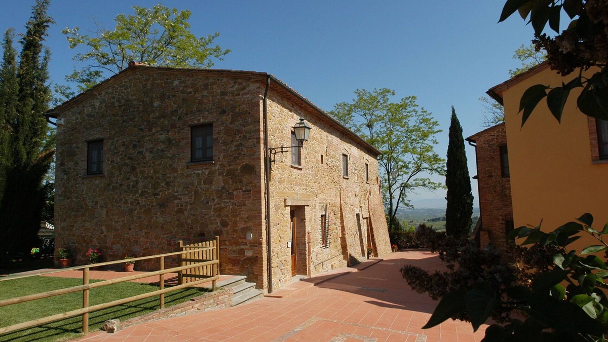 Montaione Apartment | Cosy apartment with WIFI, pool, A/C, TV, pets allowed and parking, close to San Gimignano
