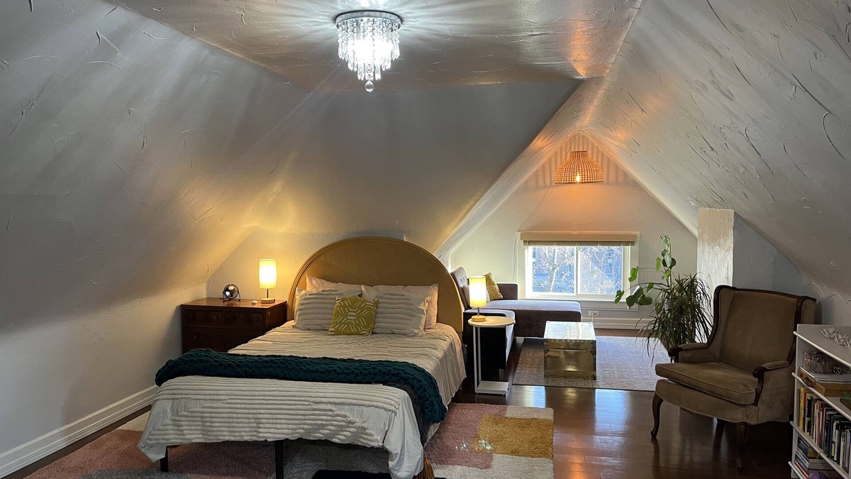 Covington Apartment | Cosy Boho 3rd Floor Studio in Heart of Covington, 5 Minute Walk to Wedding Venue