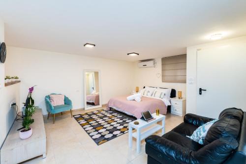 Zikhron Ya'aqov Apartment | Cosy & Calm Central Getaway Modern Guest Suite by Midrachov 1 Queen Bed