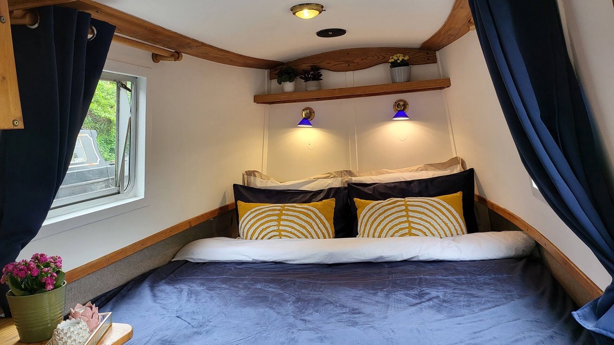 Little Venice Boat Rental | Cosy Canal Boat in Little Venice for Family & Friends