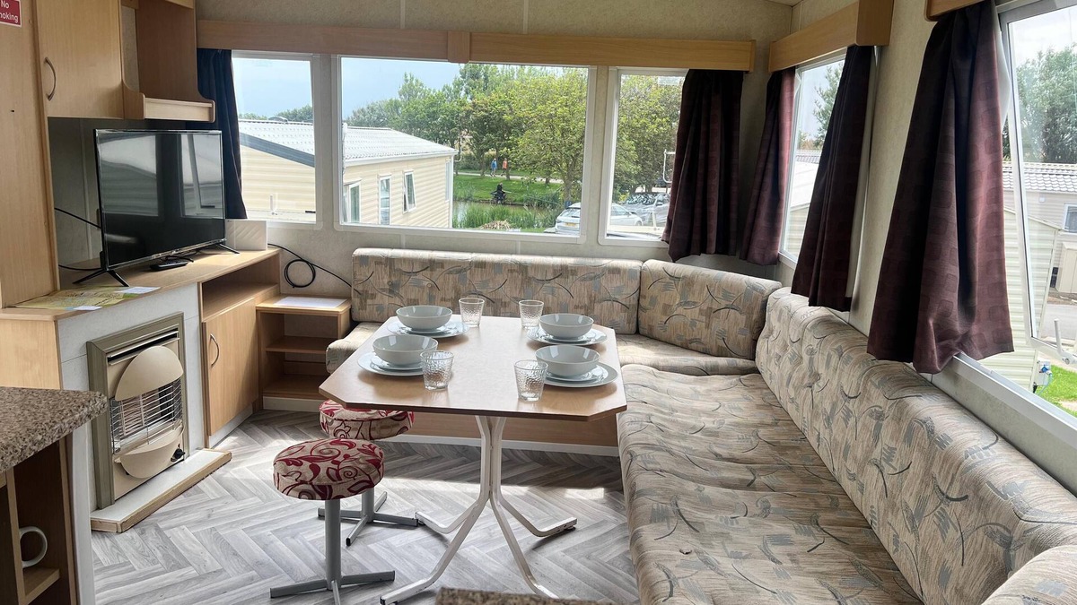 Winestead House | Cosy caravan with free WiFi at Sand le Mere Holiday Park, ref 71009R