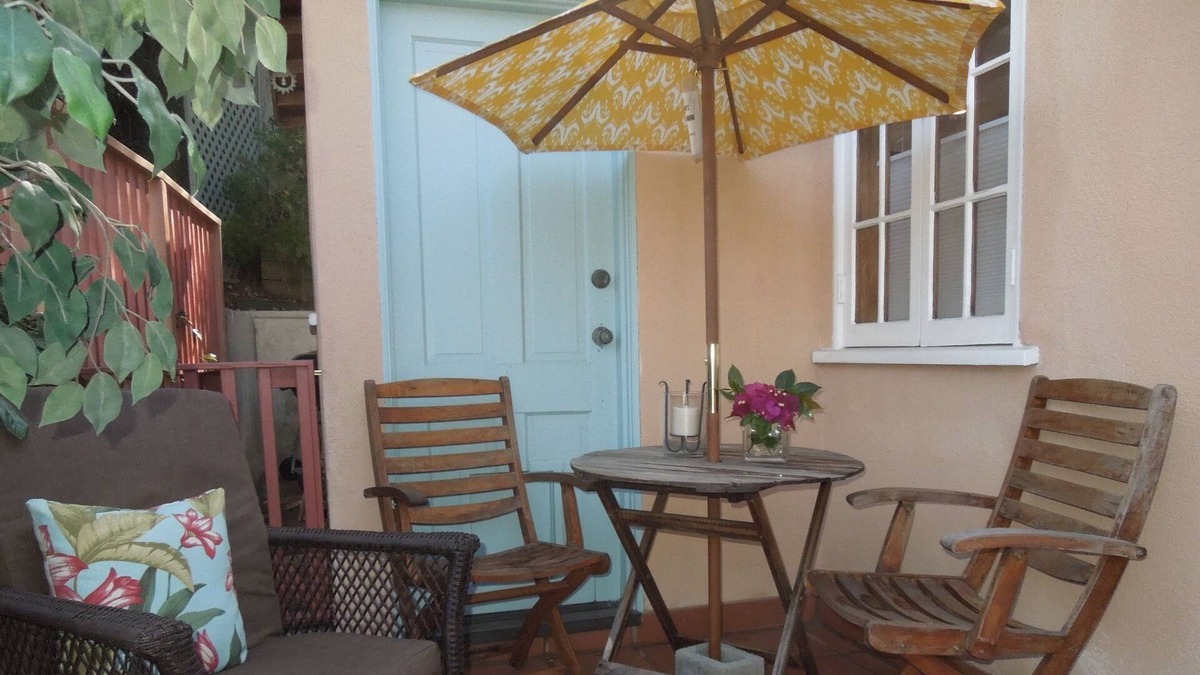 Beachwood Canyon House | Cosy Carriage House below The Hollywood Sign