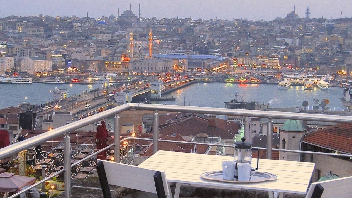 Karakoy Apartment | Cosy Charm & Breathtaking Terrace Views