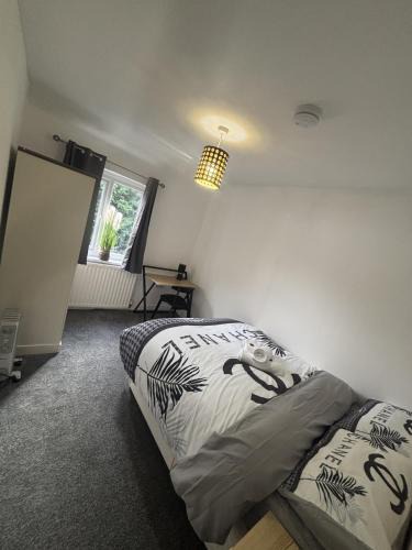 Little Hulton House | Cosy Charming room in big house