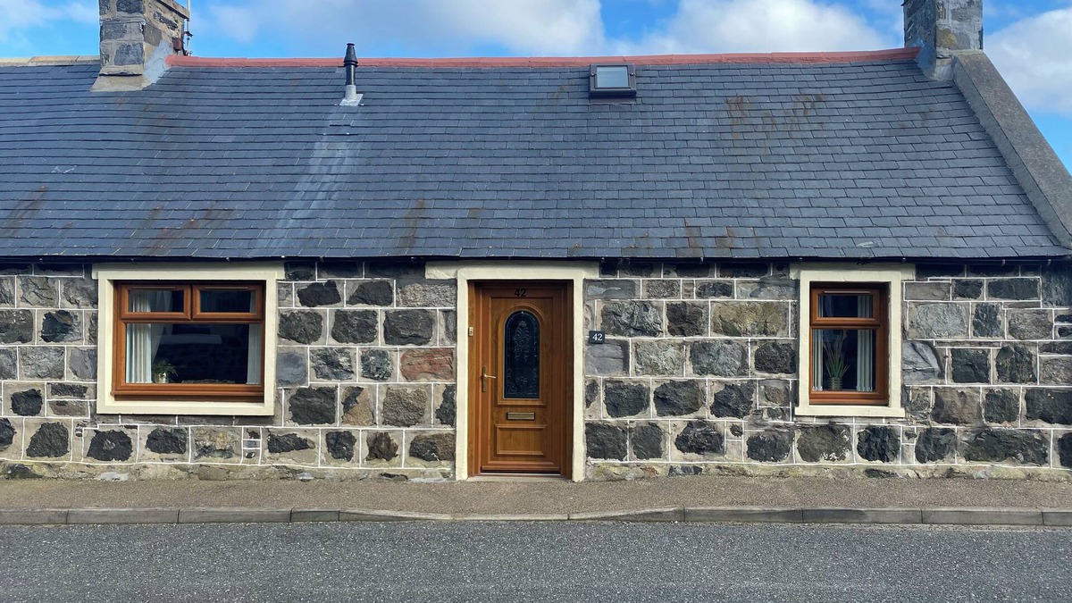 Portsoy House | Cosy coastal cottage in Portsoy, Scotland with beautiful sea views