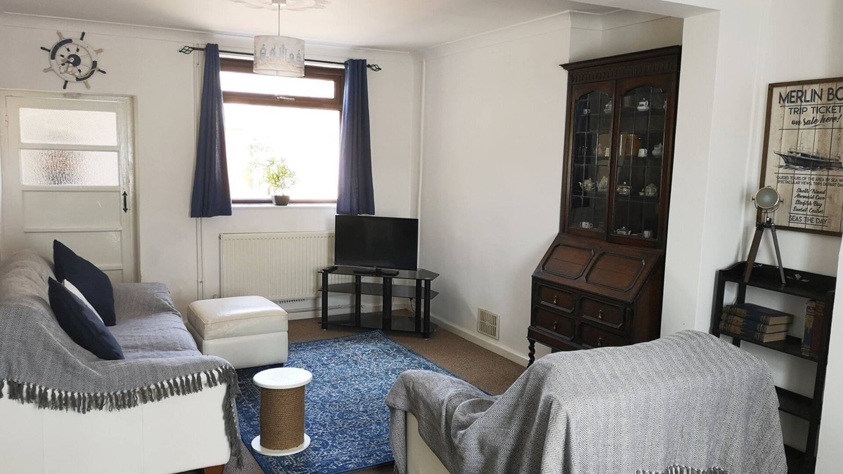 Llanelli House | Cosy & Comfortable Entire Holiday Home, Llanelli. Fully equipped & Dog friendly