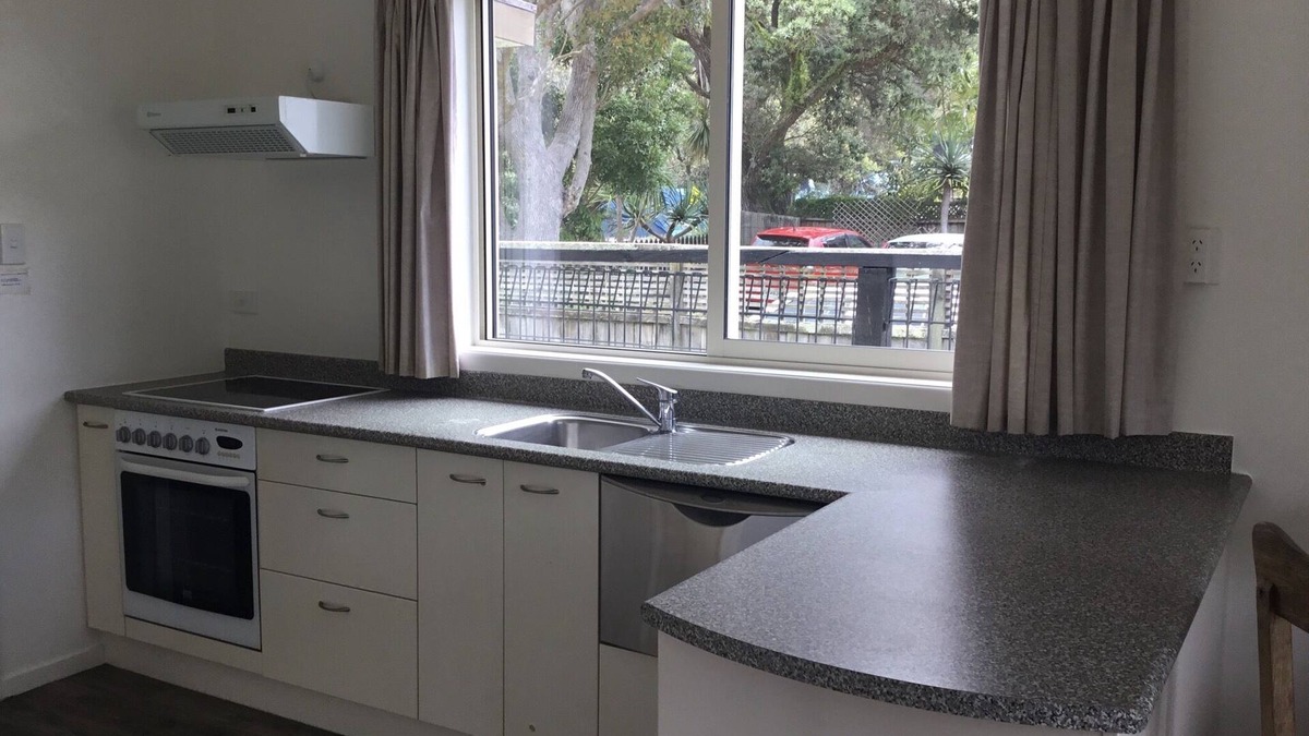 Waiwera Cottage | Cosy cottage by the beach