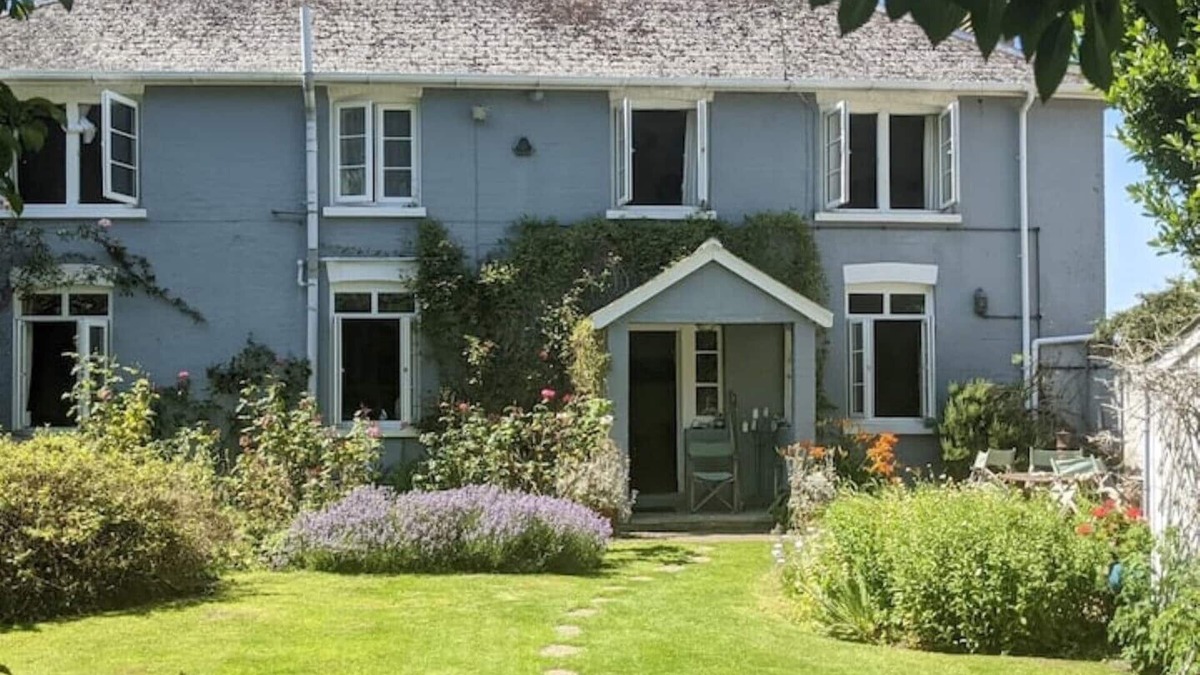 Cowes Cottage | Cosy Cottage by the Sea (1x BIG Master Double Bedroom)