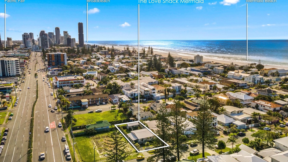 Mermaid Beach House | Cosy cottage, dog friendly, walk to beach, shops, bus, inc linen & toiletries