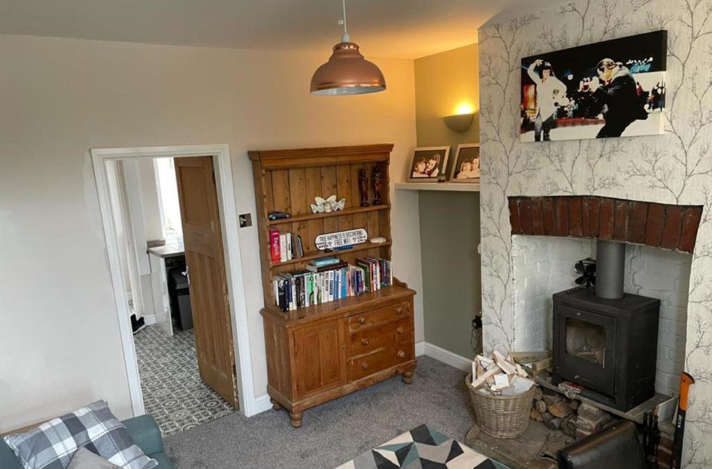 Stocksbridge House | Cosy Cottage edge of Peak District -Log Burner UK