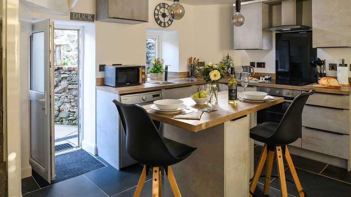 Dolgellau Cottage | Cosy cottage for two, dog friendly with log burner