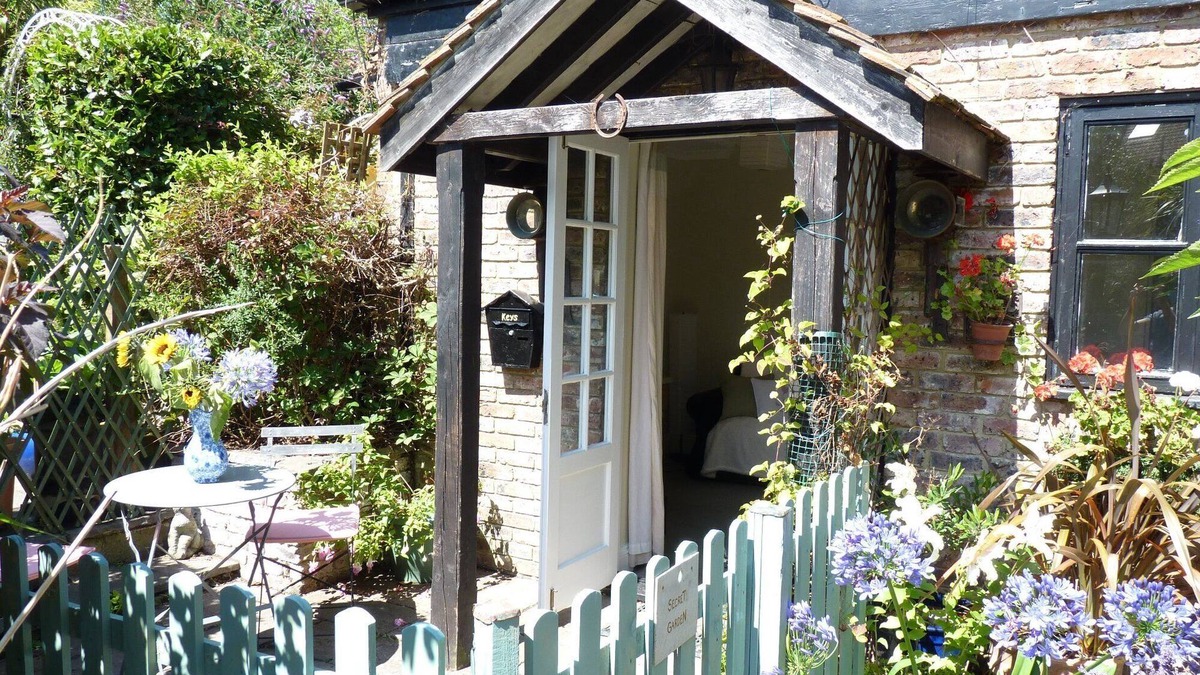 Eastbourne Cottage | Cosy cottage hideaway for couples close to centre and beach with 1 bedroom