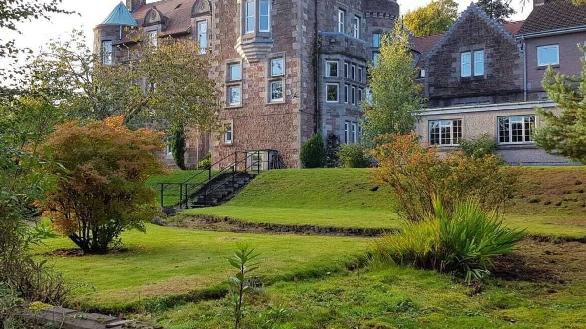 Dumbarton House | Cosy Cottage In grounds of Old Monastery - easy access Loch Lomond and Glasgow