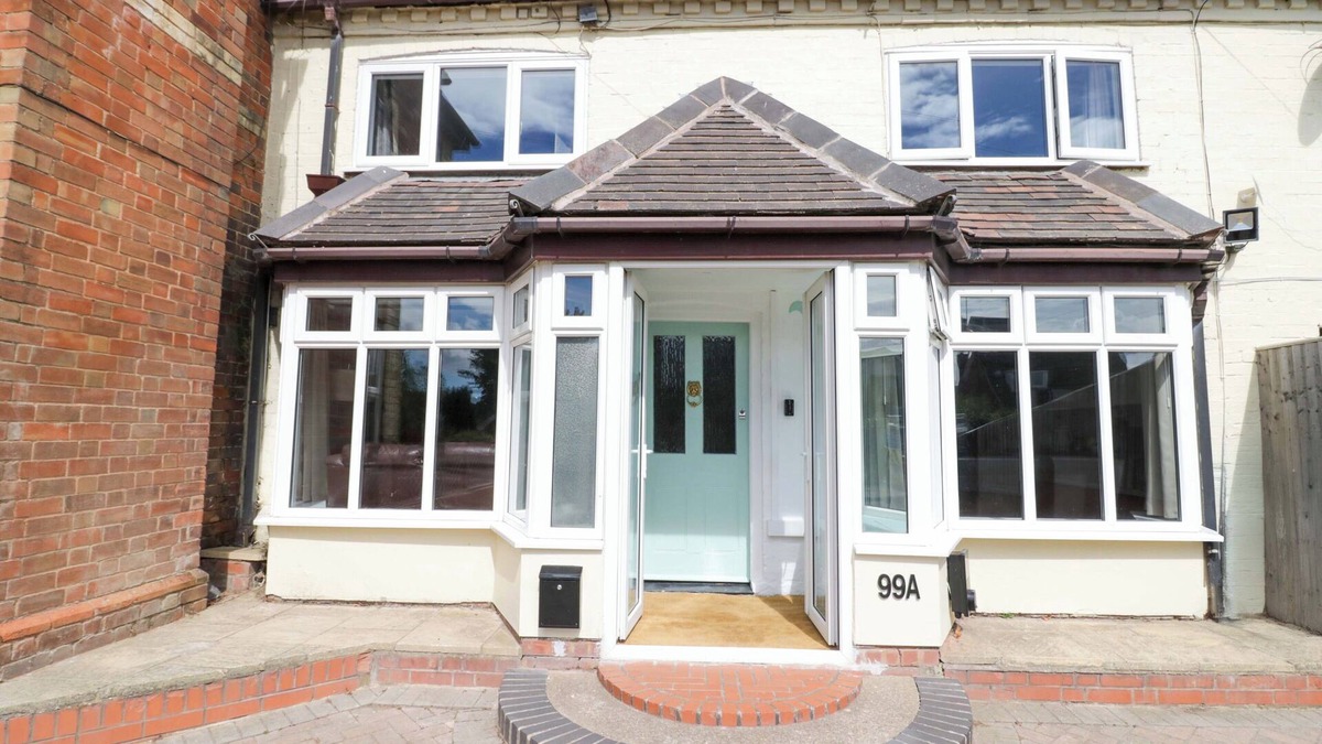 Harvington Cottage | COSY COTTAGE IN HARVINGTON, pet friendly in Harvington