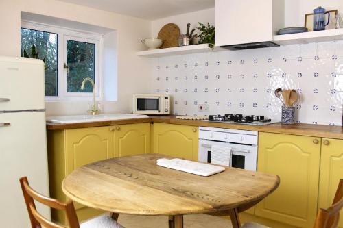 Weston-super-Mare Apartment | Cosy Cottage in Rural Lympsham