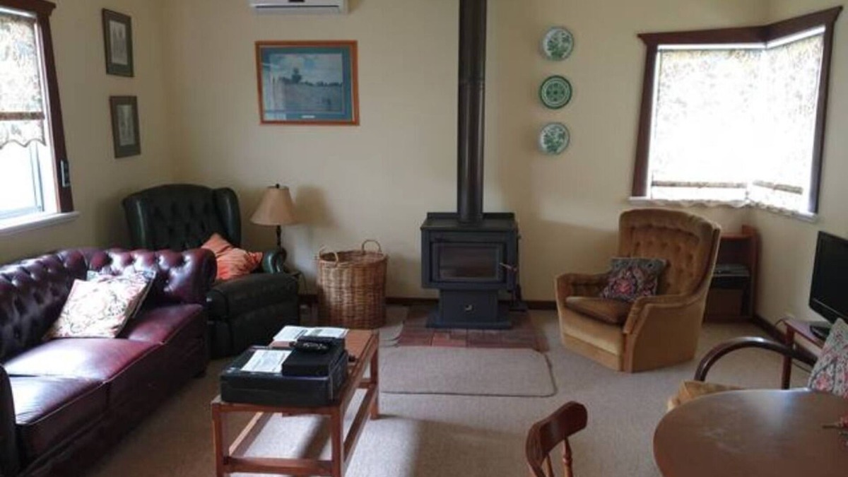 Walpole House | Cosy Cottage with a View