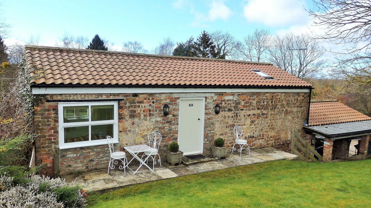 Staveley Cottage | Cosy Cottage With Exposed Beams, Private Garden And Countryside Views