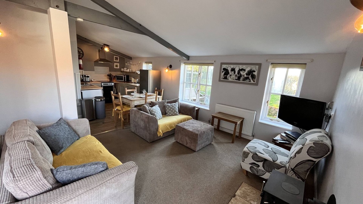 Monk Soham House | Cosy cottage with log burner, hot tub and pet friendly.