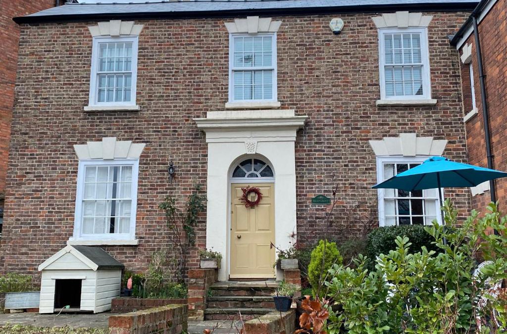 Gloucester House | Cosy Country Cottage in City Centre