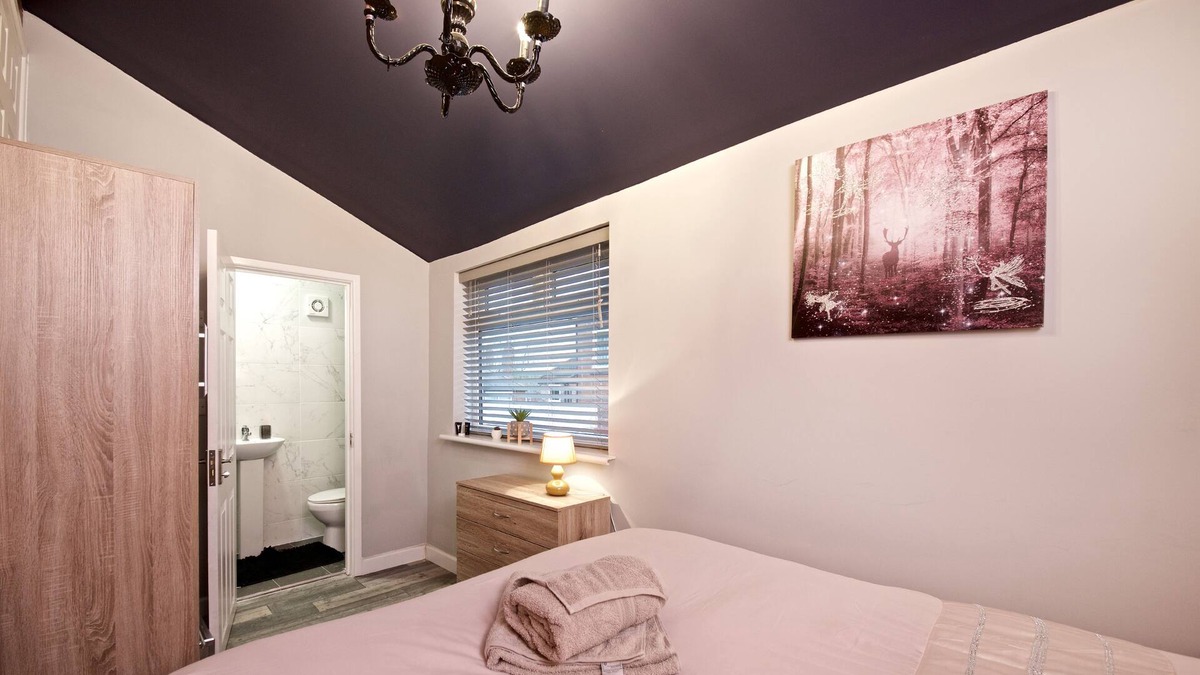 Manchester House | Cosy, Designer Home + Onsite Parking and garden