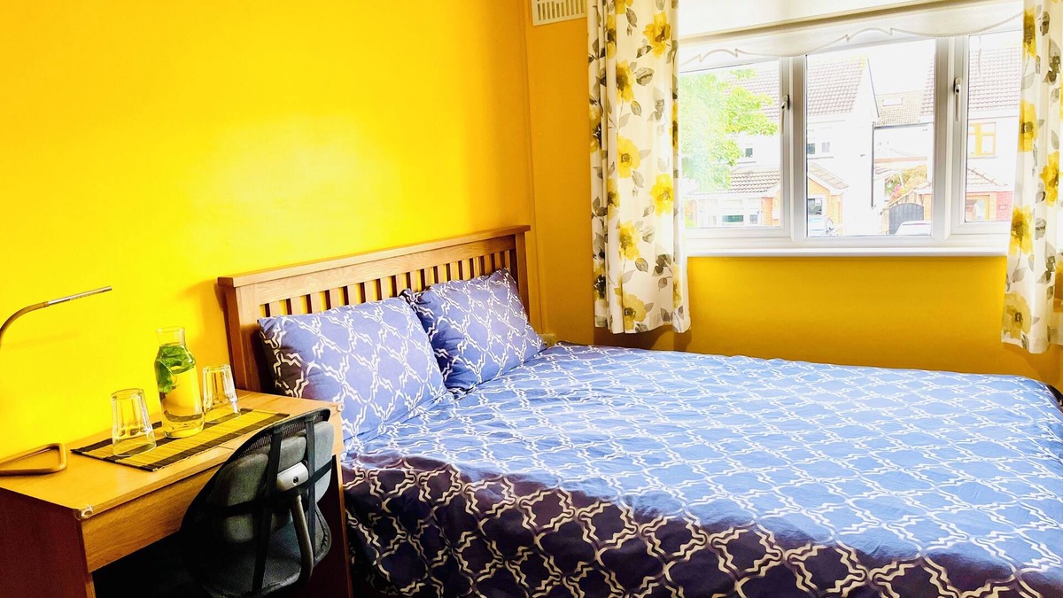 Dublin House | Cosy double room with king size bed in Kilnamanagh Dublin 24