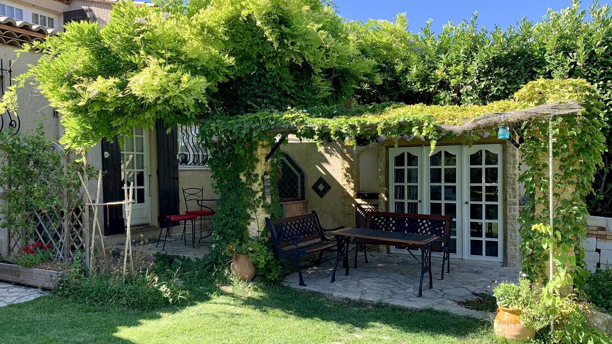 Miramas Apartment | Cosy duplex apartment in villa, with terraces and garden access