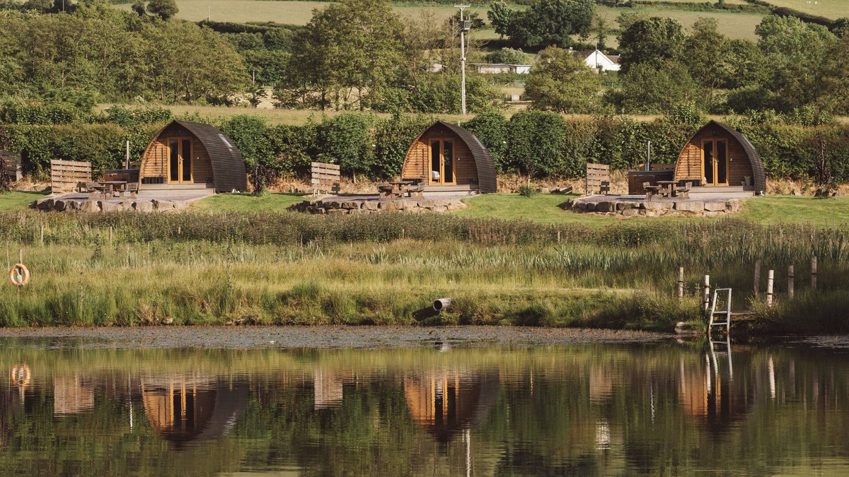 Builth Wells Cabin | Cosy En-suite Glamping Cabin with Hot Tub