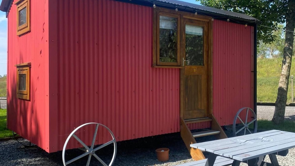 Higher Walton Cabin | Cosy en suite shepherd hut on the grounds of Historic building Samlesbury Hall