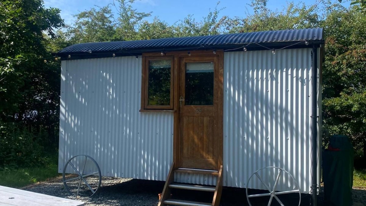 Higher Walton Cabin | Cosy en suite shepherd hut on the grounds of Historic building Samlesbury Hall