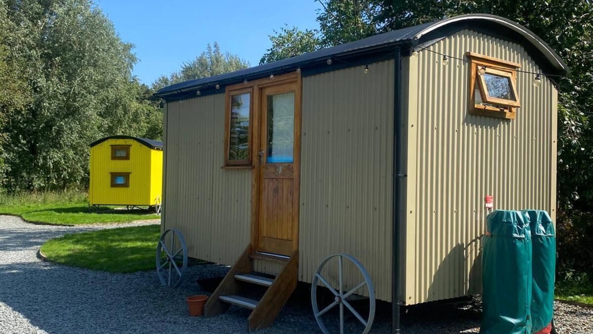 Higher Walton Cabin | Cosy en suite shepherd hut on the grounds of Historic building Samlesbury Hall