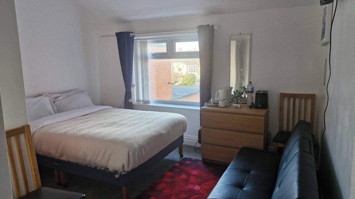 North Shore Hotel | Cosy Ensuite Double Room