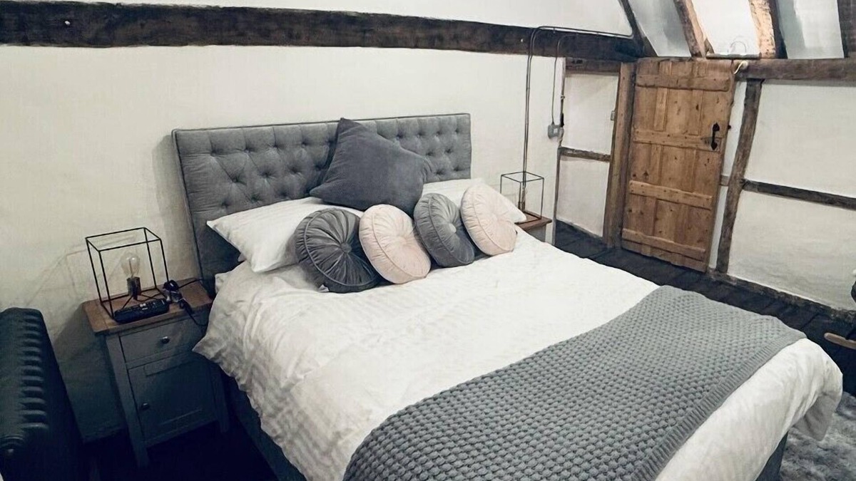 Crawley City Centre Cottage | Cosy, Entire Home, Near Gatwick & Games Room!