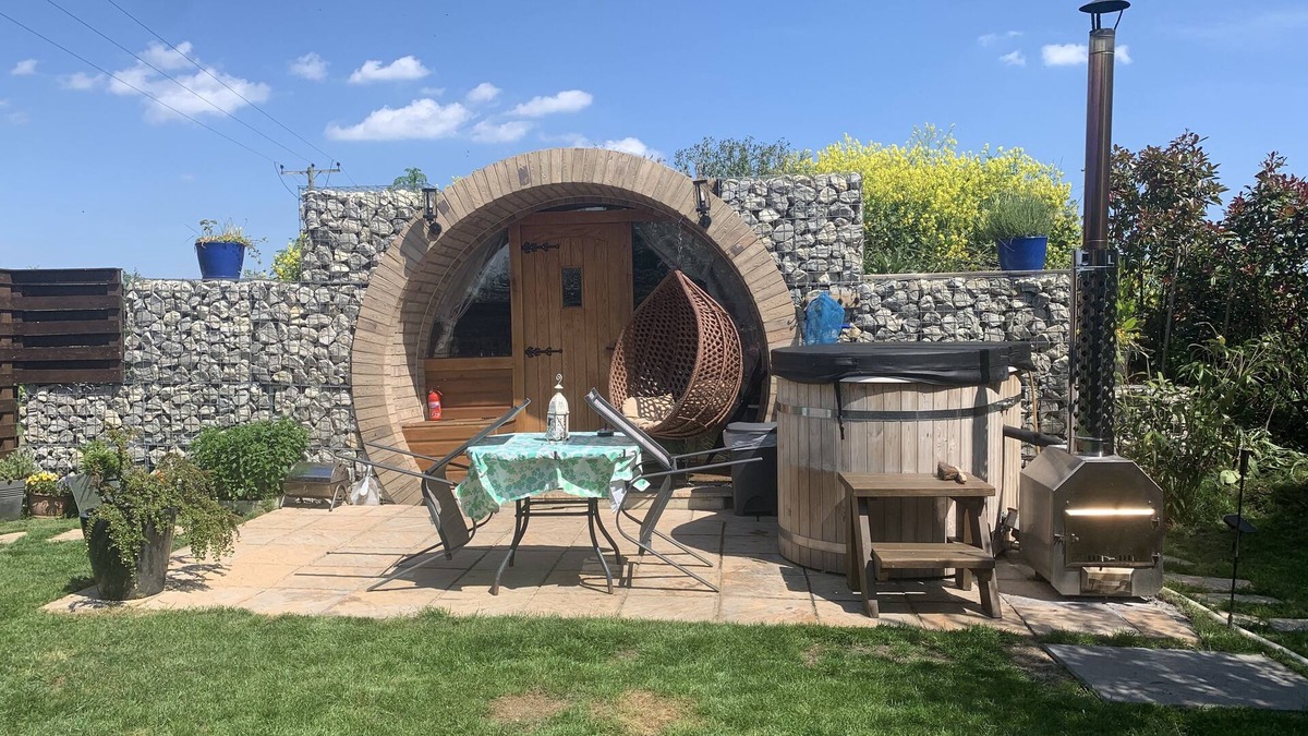 Sheerness House | Cosy Escape Heated Luxury pod With hot tub