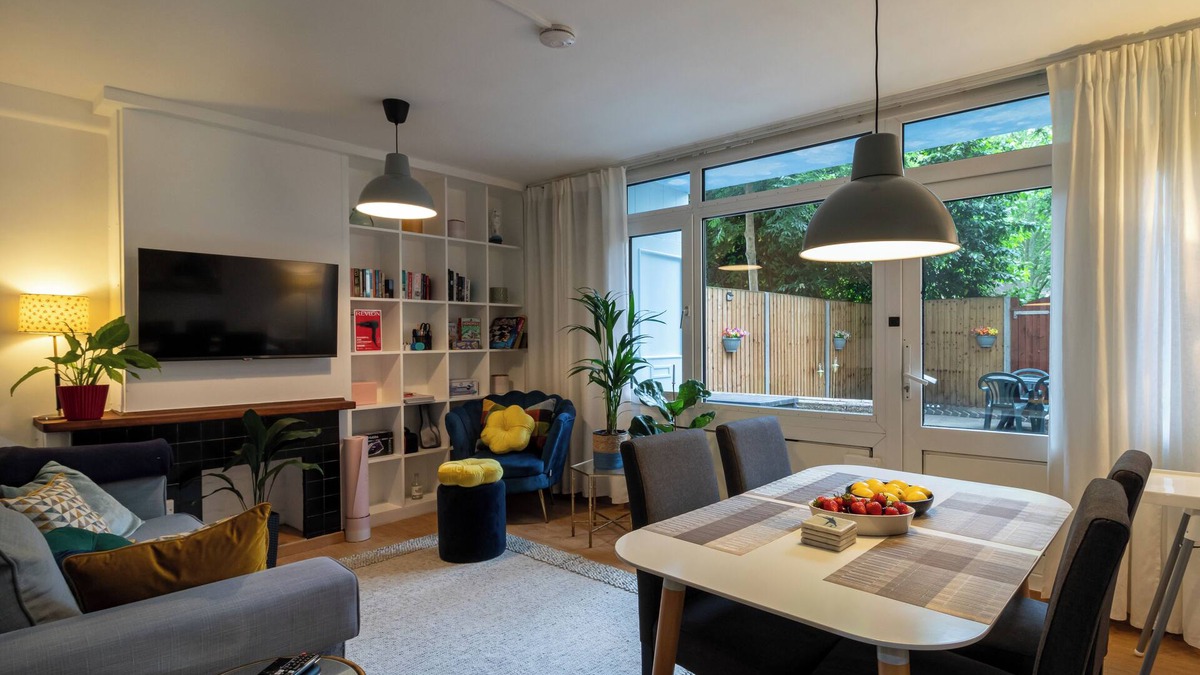Whitechapel Apartment | Cosy Family Retreat with Garden & Workspace
