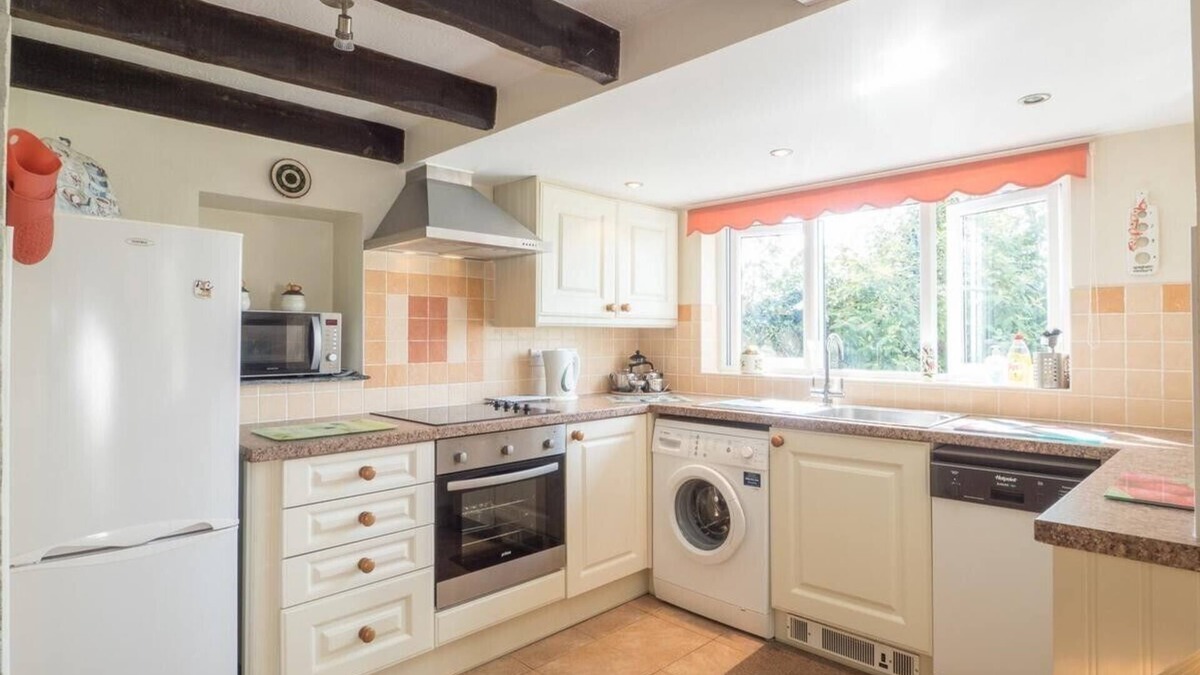 Cilgerran Cottage | Cosy Farm Holiday Cottage in Cardigan, Pembrokeshire - Enjoy Countryside, Animals & Woodland