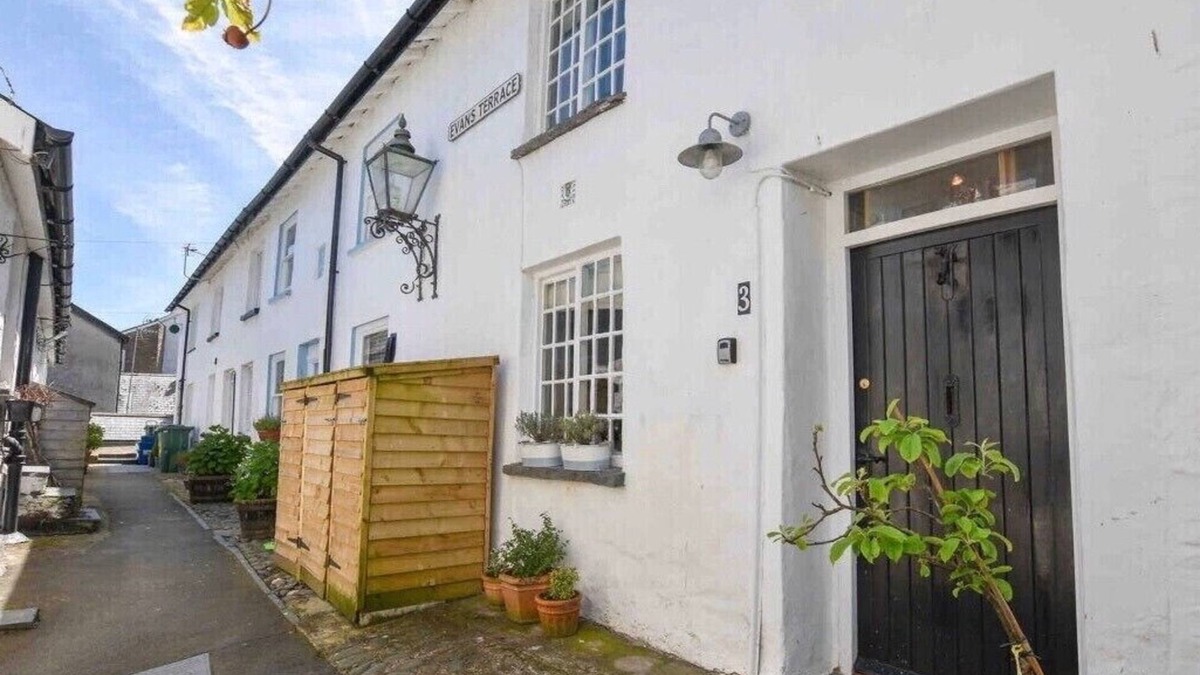 Aberdovey Cottage | Cosy Fisherman's Cottage in the very heart of Aberdovey -Pet Friendly