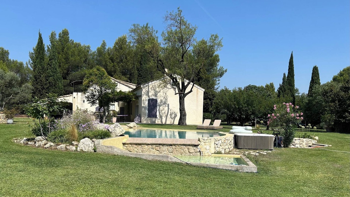 Noves Apartment | Cosy gîte with pool in the heart of Provence, between Alpilles and Lubéron.