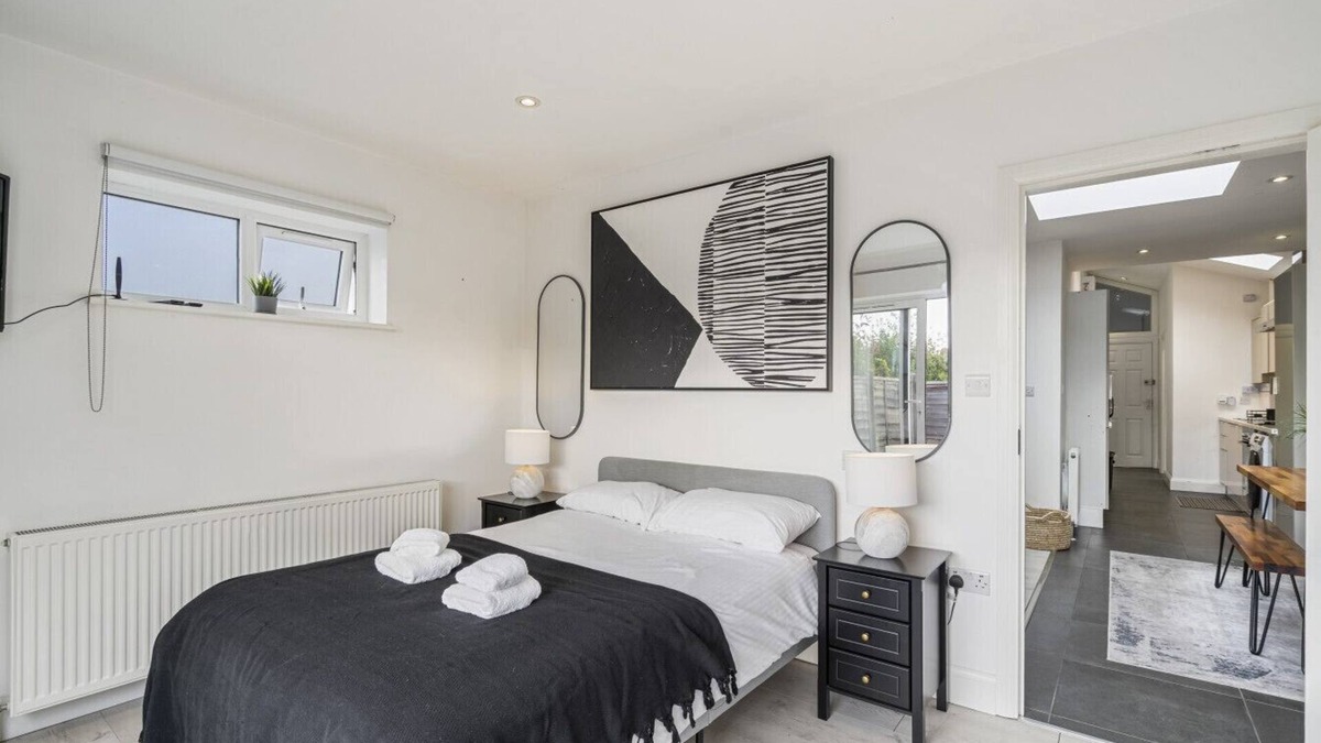 Old Malden Apartment | Cosy hideaway with private patio