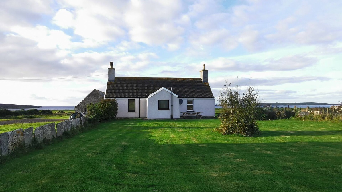 Canisbay Cottage | Cosy Highland retreat with countryside and sea views.