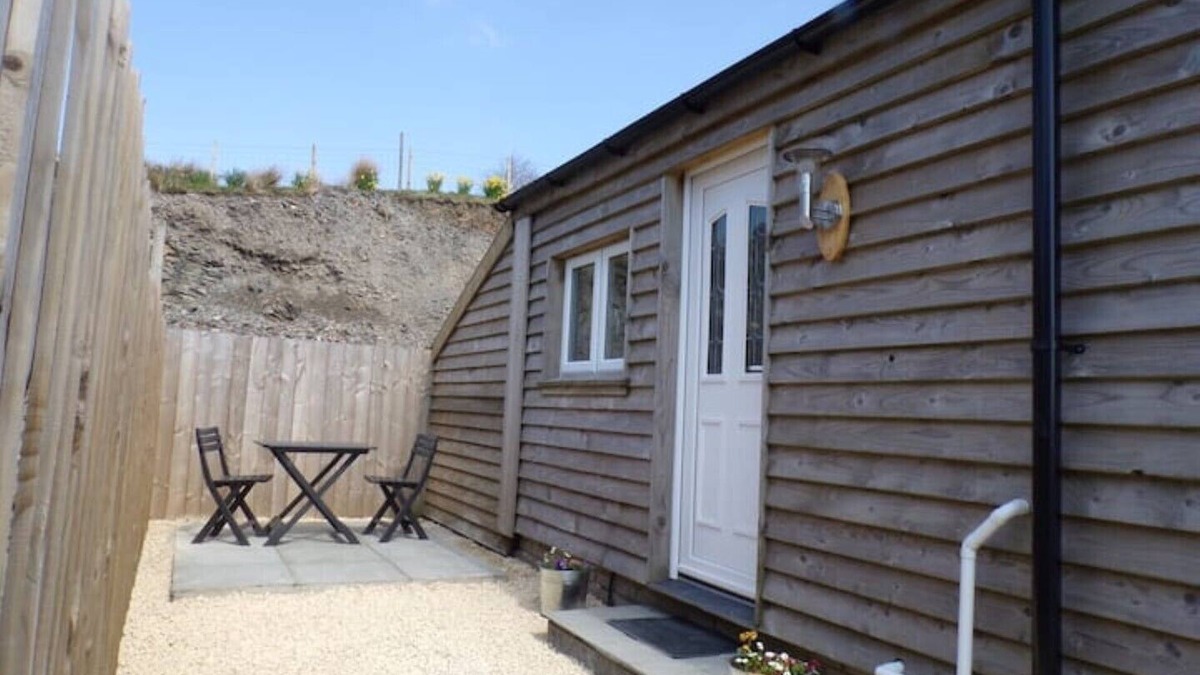 Bala Cabin | Cosy Hill Top Hut, Sleeps 2, with Fantastic mountain Views. Near Bala, Gwyneddn