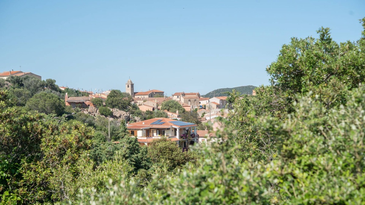 San Pantaleo House | Cosy Holiday Home with Panoramic View, Terrace and Garden