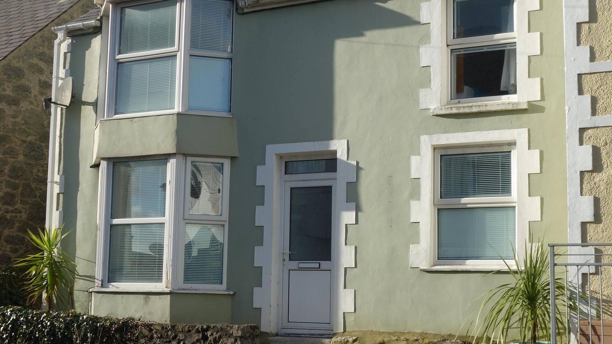 Benllech House | Cosy Home from Home close to Beautiful Benllech Beach - Child and Pet Friendly
