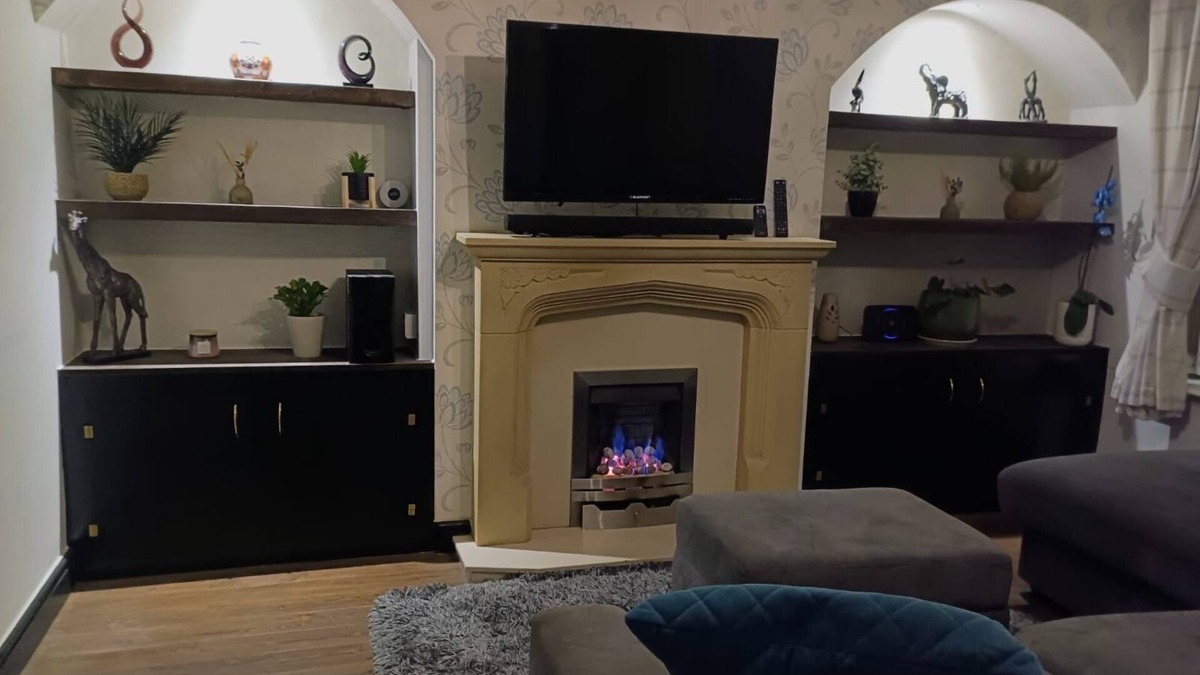 Walsall House | Cosy home in Walsall. 4 Bedroom House close to local amenities with free parking