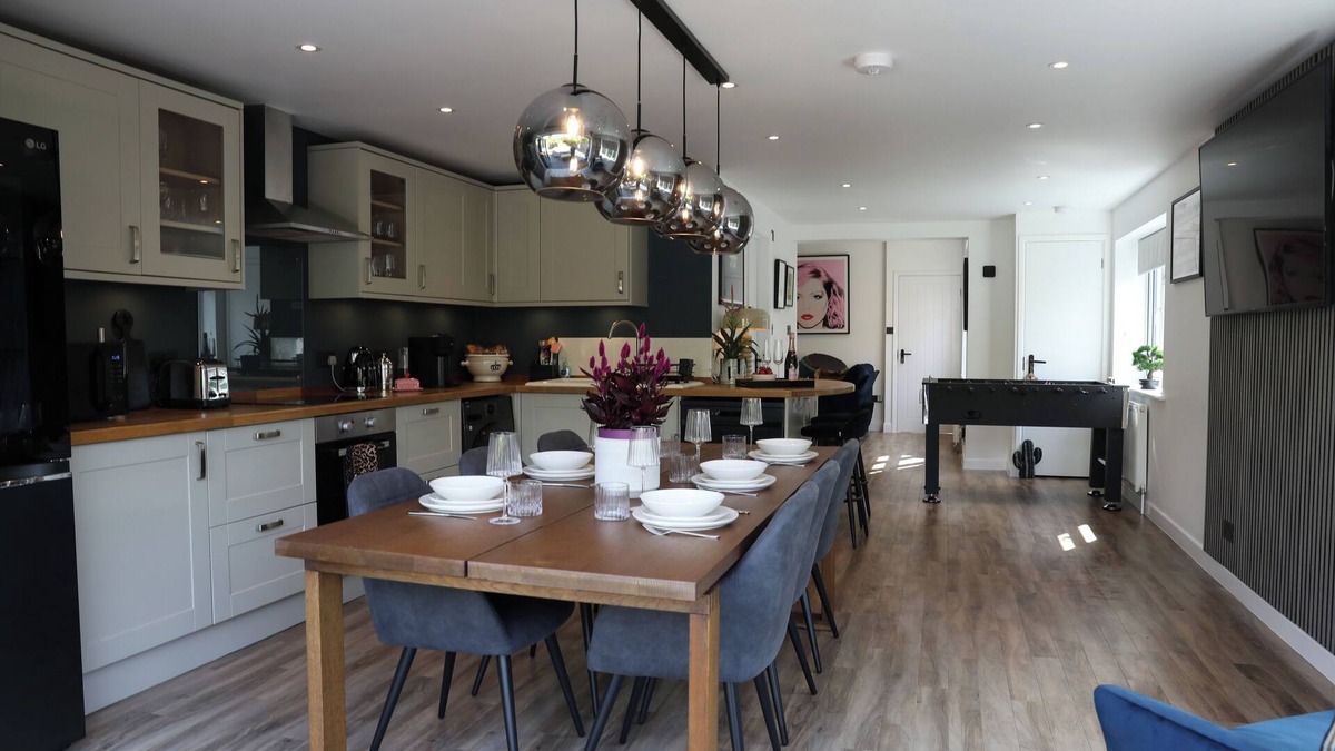 Earley House | Cosy Home; New Refurbished Home with Double Parking for Family's and Contractors