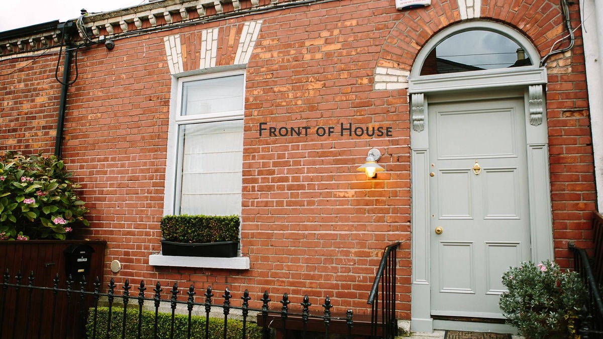 Broadstone House | Cosy Home; Sleeps 10.City 15 mins walk/Tram 2 Mins walk