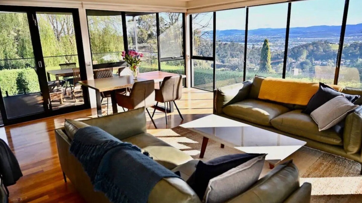 West Launceston House | Cosy home with spectacular views