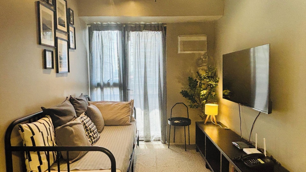 Cubao Condo | Cosy Home with Pool Access near Train & Bus Stations, up to 4pax.